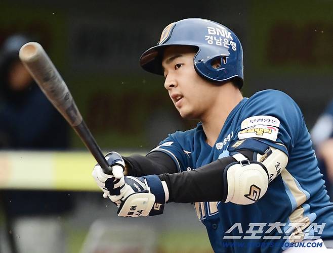 6일 대구 삼성라이온즈파크에서 열린 NC와 삼성의 와일드카드 1차전. 2회초 1사 3루. 1타점 내야땅볼을 날리고 있는 김휘집. 대구=송정헌 기자songs@sportschosun.com/2025.10.06/