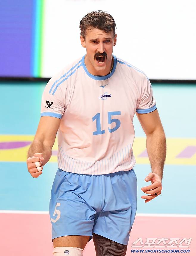 4일 서울 장충체육관에서 열린 V리그 우리카드-대한항공전. 대한항공 러셀이 서브 에이스로 득점한 후 환호하고 있다. 장충체=정재근 기자 cjg@sportschosun.com/2025.12.4/