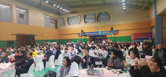 문경 아시아 정구 선수권 해단식에서 참가자들이 즐거운 한때를 보내고 있다. 대한정구협회