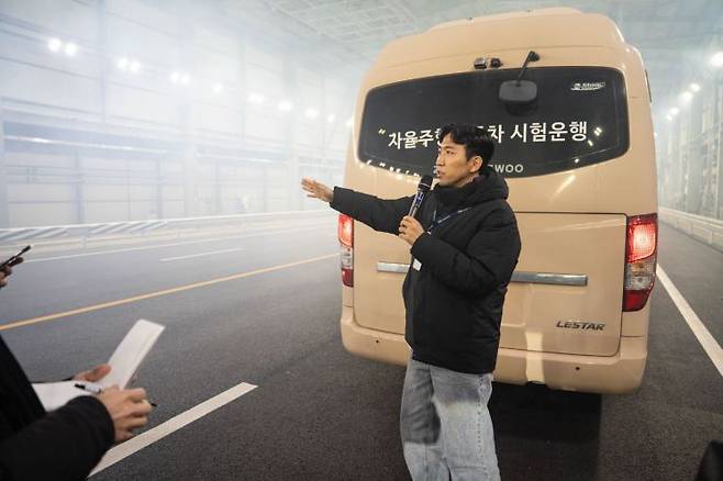 이상현 자동차안전연구원 선임연구원이 지난 4일 기상환경재현시설에서 안개가 낀 상황을 재현하면서 원리 등을 설명하고 있다. 한국교통안전공단 제공