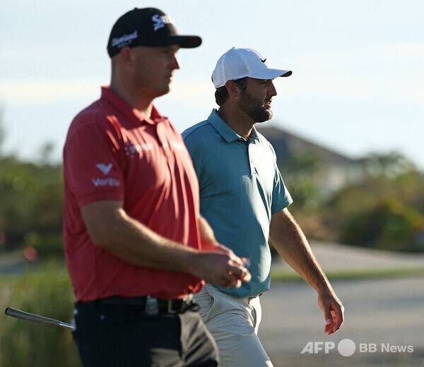 '골프 황제' 타이거 우즈가 주최하는 2025년 미국프로골프(PGA) 투어 이벤트 대회 히어로 월드 챌린지에서 우승 경쟁에 뛰어든 디펜딩 챔피언 세계랭킹 1위 스코티 셰플러(미국)와 3라운드에서 동반 경기한 셉 스트라카(오스트리아)의 모습이다. 사진제공=ⓒAFPBBNews = News1