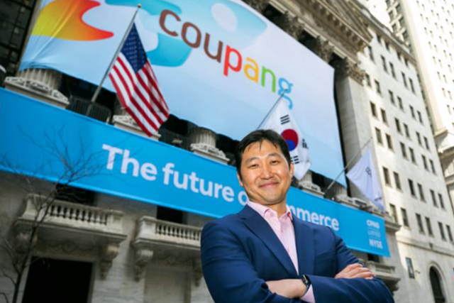 김범석 쿠팡 Inc 이사회 의장이 2021년 3월 11일 미국 뉴욕증권거래소(NYSE) 앞에서 기념사진을 찍고 있다. 쿠팡의 뉴욕 증시 상장 첫날을 맞아 NYSE 청사 전면에 설치된 쿠팡 대형 배너도 보인다. 뉴욕=AP 연합뉴스