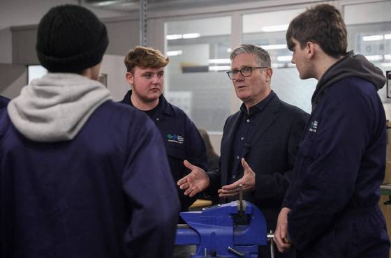 키어 스타머(오른쪽에서 두 번째) 영국 총리가 지난달 13일(현지시간) 웨일즈의 랑게프니에서 콜렉 메나이의 엔지니어링 워크숍에서 학생들과 이야기를 나누고 있다. AFP=연합뉴스