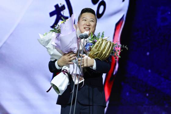 지난해 역대 최고령으로 지명타자 부문 골든글러브를 수상한 최형우. 연합뉴스
