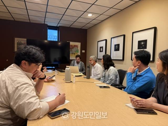 ▲ 미국 플로리다주 지역 공영라디오 WUSF의 보도국 관계들이 지난달 22일(현지시간) 국내 ‘KPF 디플로마 취재단’에게 주요 지역 의제를 설명하고 있다. 미국 플로리다 탬파/KPF 디플로마 취재단