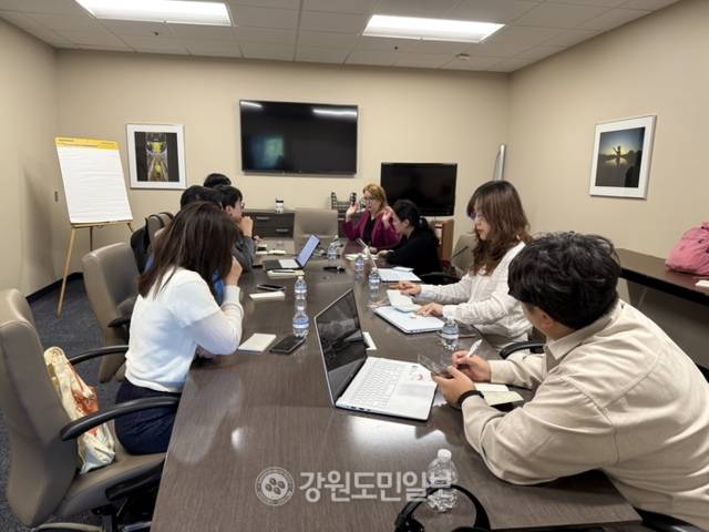 ▲ 미국 플로리다주 지역 언론사인 선 센티넬(Sun Sentinel)의 편집국장이 지난달 13일(현지시간) 국내 ‘KPF 디플로마 취재단’에게 언론사의 편집방향 및 조직 구성 등에 대해 설명하고 있다. 미국 플로리다 마이애미/이세훈 기자