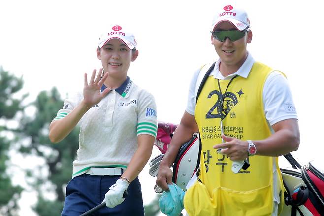 황유민(왼쪽)과 박중근 캐디가 LPGA 투어에서도 호흡을 맞춘다. 윤현준 골프전문사진기자