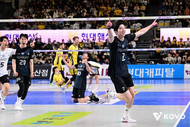 현대캐피탈이 12월 6일 KB손해보험을 꺾고 2위 도약에 성공했다./KOVO