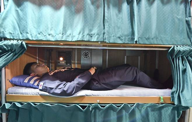 해군 잠수함 승조원이 잠수함 내 침대에 누워있다. 침대 길이가 좁아서 다리를 채 펴지 못한다. 세계일보 자료사진