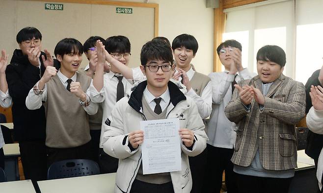 2026학년도 대학수학능력시험 성적표 배부일인 지난 5일 전북 전주시 전주한일고등학교에서 수능 만점자 이하진(가운데) 학생이 친구들의 응원을 받고 있다. 뉴시스