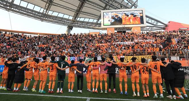 제주SK 선수단과 팬들이 7일 제주월드컵경기장에서 열린 하나은행 K리그 2025 승강 PO 2차전에서 잔류를 확정지은 뒤 환호하고 있다. 오른쪽은 선제골 주인공 김승섭. 연합뉴스