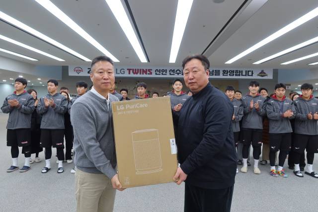 ▲ 차명석 LG 단장 선물 전달 ⓒLG 트윈스