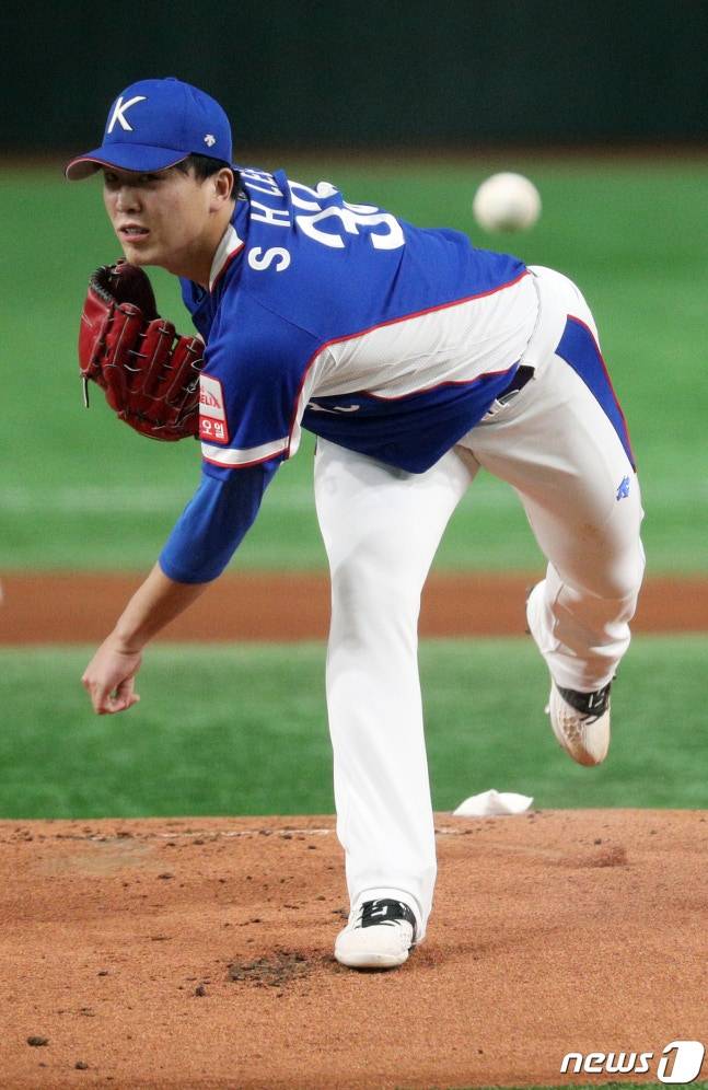 2019년 11월 16일 프리미어12 일본전에 선발 등판한 이승호의 모습. /사진=뉴스1