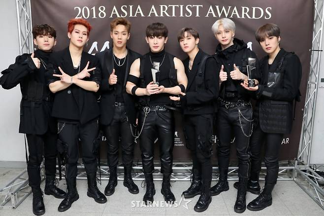 그룹 몬스타엑스가 인천 남동체육관에서 진행된 '2018 AAA(Asia Artist Awards)' 시상식에서 기념촬영을 하고 있다. /사진=임성균 기자
