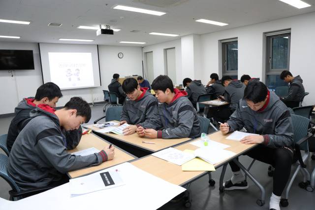 2026시즌 LG 트윈스 신인 선수들이 교육을 받고 있다. /사진=LG 트윈스 제공