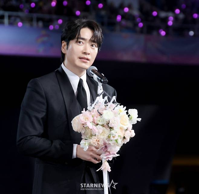 AAA 베스트 아티스트상 이준혁이 6일 대만 가오슝 내셔널 스타디움에서 진행된 스타뉴스 주최 '10주년 아시아 아티스트 어워즈 2025(10th Anniversary Asia Artist Awards 2025, '10주년 AAA 2025')에서 수상소감을 전하고 있다. 2025.12.06 /사진=강영조 cameratalks@