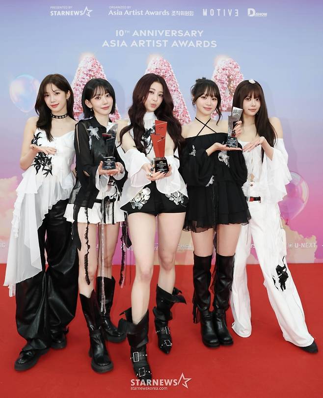 걸그룹 르세라핌이 6일 가오슝 내셔널 스타디움에서 진행된 스타뉴스 주최 '10주년 아시아 아티스트 어워즈 2025(10th Anniversary Asia Artist Awards 2025, '10주년 AAA 2025')에서 대상 올해의 뮤직 아이콘, 베스트 아티스트, 베스트 초이스(김채원)상을 수상한 뒤 포즈를 취하고 있다. 12월 6일~7일 양일에 걸쳐 가오슝 내셔널 스타디움에서 펼쳐지는 '10주년 아시아 아티스트 어워즈 2025(10th Anniversary Asia Artist Awards 2025, '10주년 AAA 2025')'와 페스타 'ACON 2025'는 MTN(머니투데이방송)과 위버스(Weverse)를 통해 각각 TV와 온라인 스트리밍으로 생중계 된다. /2025.12.06 /사진=이동훈 photoguy@