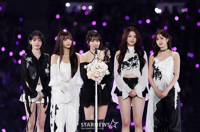 그룹 르세라핌이 6일 대만 가오슝 내셔널 스타디움에서 진행된 스타뉴스 주최 '10주년 아시아 아티스트 어워즈 2025(10th Anniversary Asia Artist Awards 2025, '10주년 AAA 2025')에서 올해의 뮤직 아이콘 상을 수상한 뒤 수상소감을 전하고 있다. /2025.12.06 /사진=김휘선 hwijpg@