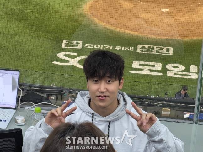 LG 구본혁이 지난달 1일 서울 잠실야구장에서 열린 2025년 한국시리즈 우승 기념 '한국시리즈 통합우승 IN 잠실' 행사를 앞두고 취재진과 인터뷰를 가지고 있다. /사진=김동윤 기자