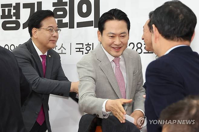 국정평가 회의 참석자들과 악수하는 장동혁 대표 (서울=연합뉴스) 김주성 기자 = 국민의힘 장동혁 대표와 송언석 원내대표가 5일 서울 여의도 국회에서 열린 '혼용무도(昏庸無道·어리석고 무능한 군주가 세상을 어지럽힌다)' 이재명 정권 6개월 국정평가 회의에 참석하며 의원들과 악수하고 있다. 2025.12.5 utzza@yna.co.kr