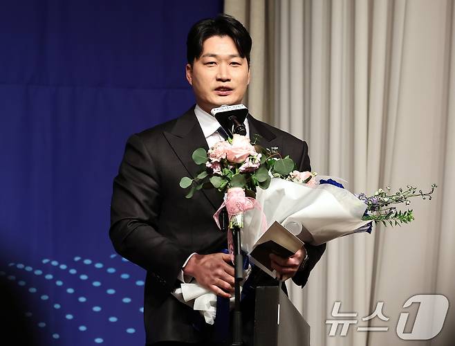 삼성 라이온즈 오승환이 8일 오전 서울 강남구 리베라호텔에서 열린 '2025 뉴트리디데이 일구상 시상식'에서 일구대상을 수상한 뒤 소감을 밝히고 있다. ⓒ News1 구윤성 기자