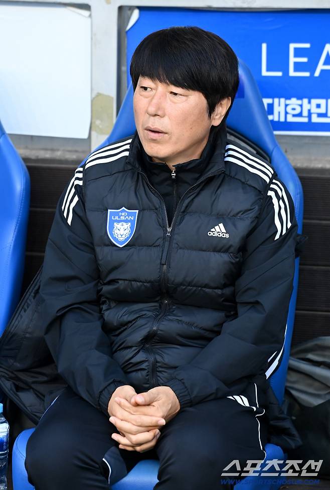 30일 울산문수축구경기장에서 열린 울산HD와 제주 SK FC의 K리그1 2025 경기. 울산 노상래 감독대행이 경기를 준비하고 있다. 울산=허상욱 기자wook@sportschosun.com/2025.11.30/