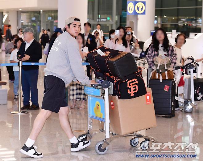 이정후가 9월 30일 오후 인천공항 제2터미널을 통해 귀국했다. 입국장을 나서고 있는 이정후.
인천공항=송정헌 기자songs@sportschosun.com/2025.09.30/