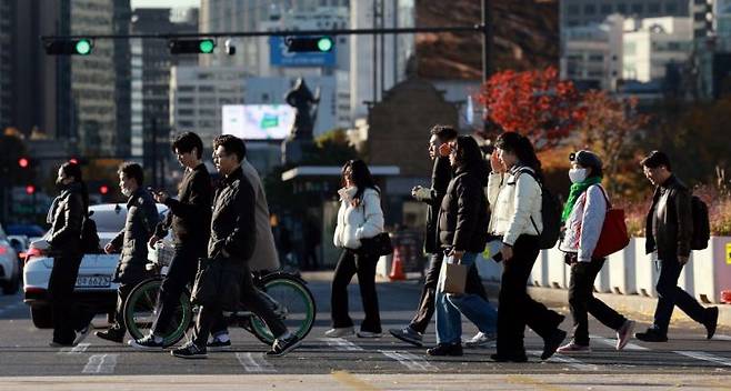 지난달 서울 광화문역 인근에서 시민들이 출근하는 모습. 연합뉴스
