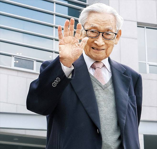 고운호 기자97세에도 매일 서울대 캠퍼스로 출근하는 조완규 국제백신연구소(IVI) 한국후원회 상임고문은 “하루에 1만 보씩 걷고, 적게 먹는 것이 건강 비결”이라며 “욕심을 내려놓고 사는 것도 중요하다”고 했다.