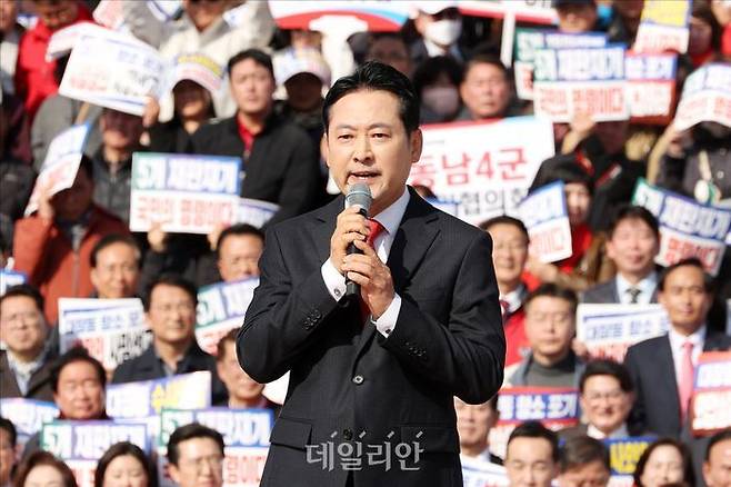 장동혁 국민의힘 대표가 지난 11월 12일 오전 서울 여의도 국회 본청 앞 계단에서 열린 국민의힘 '대장동 일당 7400억 국고 환수 촉구 및 검찰 항소포기 외압 규탄대회'에서 발언을 하고 있다. ⓒ데일리안 홍금표 기자