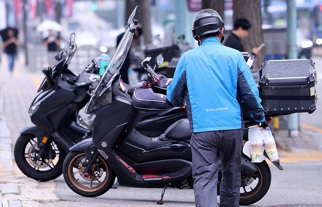 국회입법조사처는 최근 공공배달앱 이용률이 2배 늘어 외식업체 월평균 수수료가 3년 새 17.7% 감소했다고 밝혔다. 배민·쿠팡이츠 등 민간 앱의 독과점을 견제한 효과다. 뉴스1