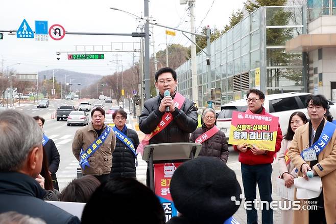 이상일 용인시장이 6일 오전 수지구 성복동 일대에서 수지연대 주관으로 열린 '경기남부광역철도 조기 착공 촉구 걷기대회'에 참석해 경기남부광역철도 사업에 대해 설명하고 있다.