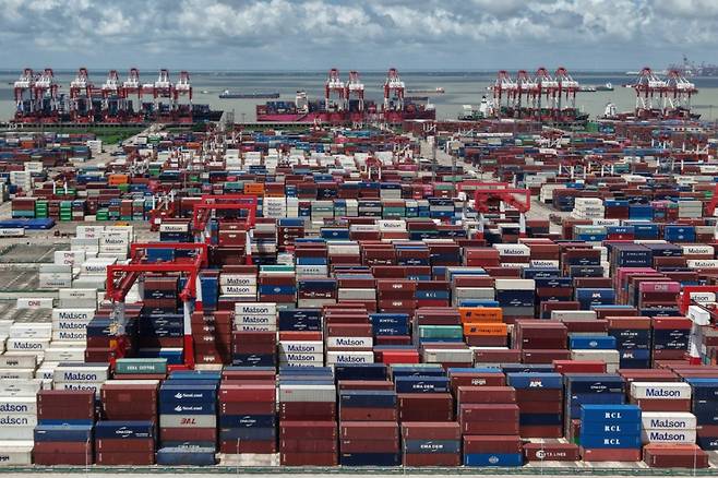 (상하이 AFP=뉴스1) = 중국 상하이 항구에 컨테이너들이 쌓인 모습.