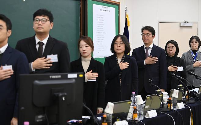 김예영 전국법관대표회의 의장을 비롯한 참석자들이 8일 오전 경기 고양시 일산 사법연수원에서 열린 전국법관대표회의 시작 전 국민의례를 하고 있다. 뉴시스