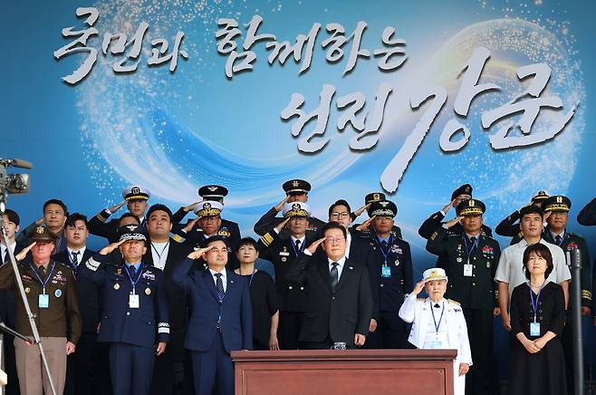 10월1일 충남 계룡대에서 열린 국군의날 행사에서 이재명 대통령이 거수경례하고 있다. ⓒ연합뉴스