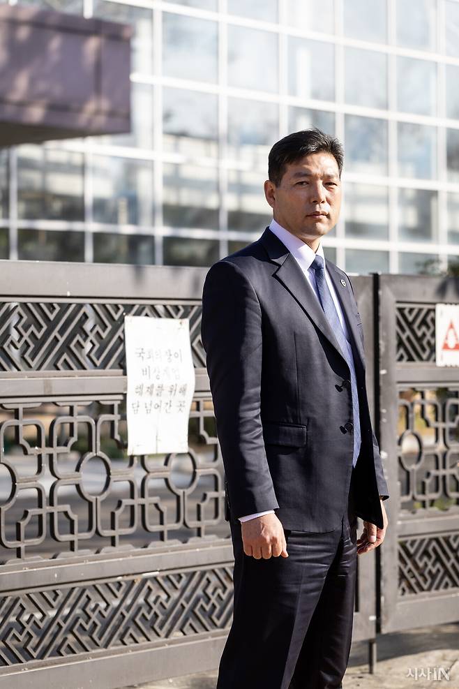 김성록 국회의장 경호대장은 지난해 12월3일 밤 우원식 의장이 월담하는 장면을 사진으로 찍었다. ⓒ시사IN 박미소