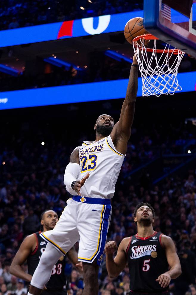 르브론 제임스가 8일 미국 펜실베이니아주 필라델피아의 엑스피니티 모바일 아레나에서 열린 필라델피아 세븐티식서스와 2025~2026 미국프로농구 정규리그 원정 경기에서 슛하고 있다. 필라델피아 | AP연합뉴스