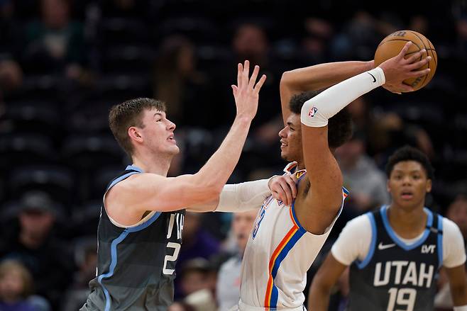 우스만 디엥(오른쪽)이 8일 미국 유타주 솔트레이크시티의 델타 센터에서 열린 유타 재즈와의 2025~2026 미국프로농구 원정 경기에서 패스할 곳을 찾고 있다. 솔트레이크시티 | AP연합뉴스