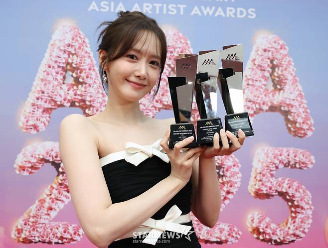 배우 임윤아가 6일 가오슝 내셔널 스타디움에서 진행된 스타뉴스 주최 '10주년 아시아 아티스트 어워즈 2025(10th Anniversary Asia Artist Awards 2025, '10주년 AAA 2025')에서 대상 올해의 여우주연상, 베스트 아티스트, 아시아스타상을 수상한 뒤 포즈를 취하고 있다. /사진=이동훈 photoguy@