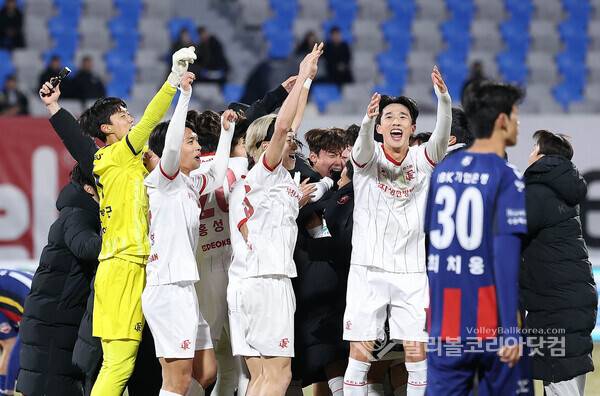 부천FC 1, 2차전 합계 4-2 승리, 기뻐하는 선수들...구단 창단 첫 K리그1 승격.2025.12.08.