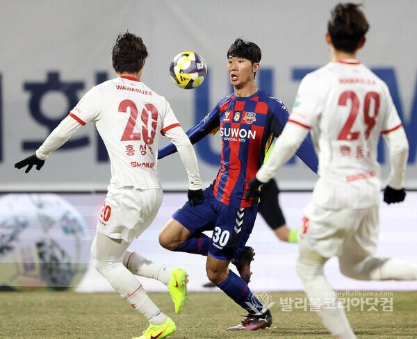 수원FC, 날아가버린 K리그1 잔류 희망 승강PO 2차전도 패배...수원FC 최치웅이 공격하는 모습.2025.12.08.