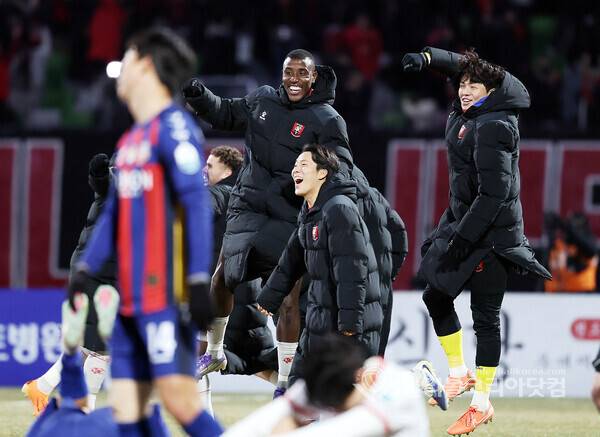 부천FC 1, 2차전 합계 4-2 승리 구단 창단 첫 K리그1 승격...부천FC 선수들 기뻐하는 모습.2025.12.08.