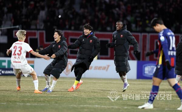 부천FC 1, 2차전 합계 4-2 승리 구단 창단 첫 K리그1 승격...부천FC 선수들 기뻐하는 모습.2025.12.08.