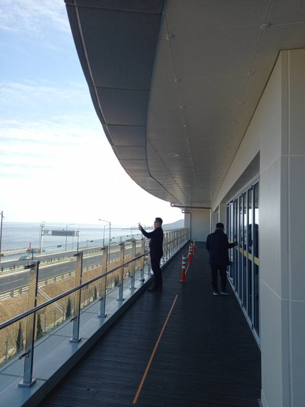 지난 10월 7일 포항-영덕 고속도로 개통 당시 포항휴게소 전망대 난간에는 얇은 유리 방지막만 설치(사진 위) 돼 있었으나 안전사고가 우려된다는 본지 지적에 따라 고속도로공사 측이 최근 파이프 받침대를 보강(사진 아래) 했다. 사진=독자 제공