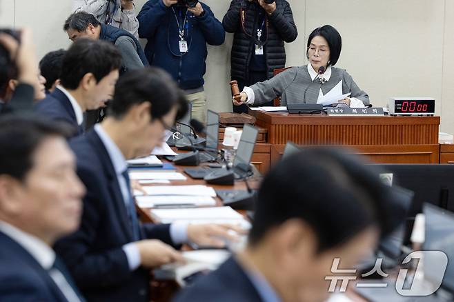 9일 서울 여의도 국회에서 열린 제429회국회(정기회) 과학기술정보방송통신위원회 제19차 전체회의에서 최민희 위원장이 의사봉을 두드리고 있다. 2025.12.9/뉴스1 ⓒ News1 이승배 기자