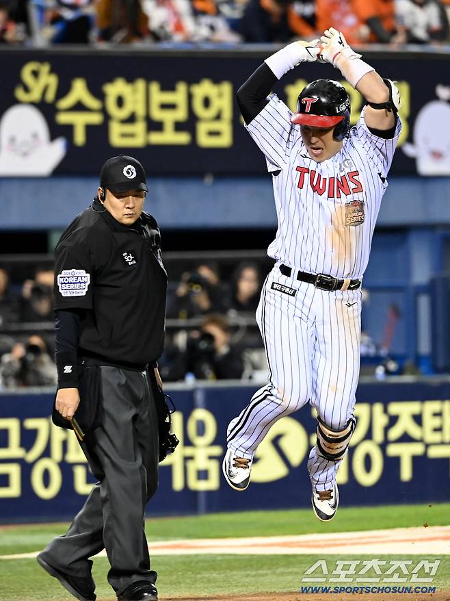 27일 서울 잠실구장에서 열린 한화와 LG의 한국시리즈 2차전. 3회말 2사 1루 박동원이 좌월 2점홈런을 치고 환호하고 있다. 잠실=허상욱 기자wook@sportschosun.com/2025.10.27/