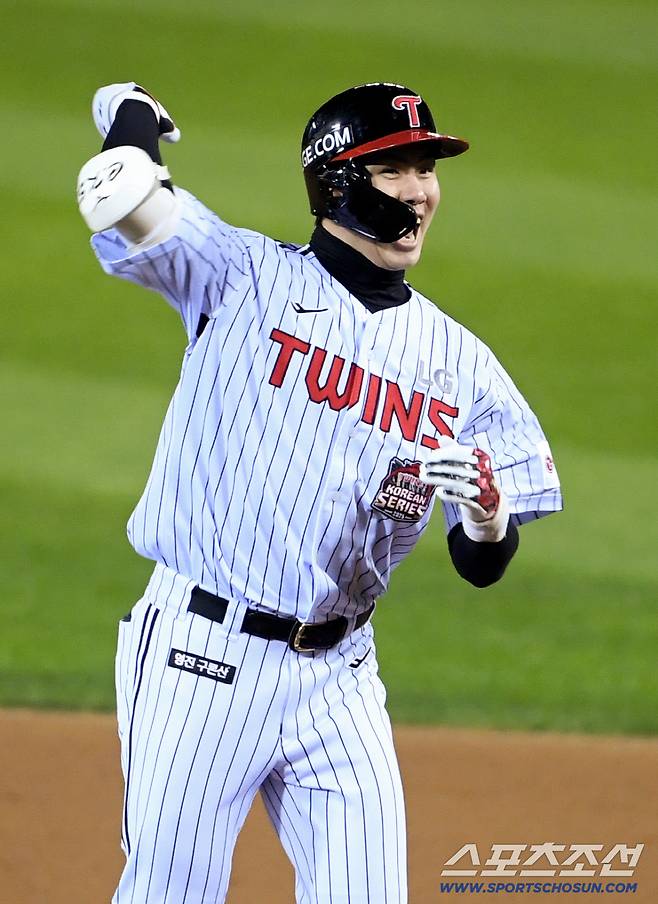 27일 잠실구장에서 열린 한국시리즈 2차전 LG 트윈스와 한화 이글스의 경기. 2회말 1사 2루 LG 홍창기가 적시타를 날린 뒤 환호하고 있다. 잠실=박재만 기자 pjm@sportschosun.com/2025.10.27/