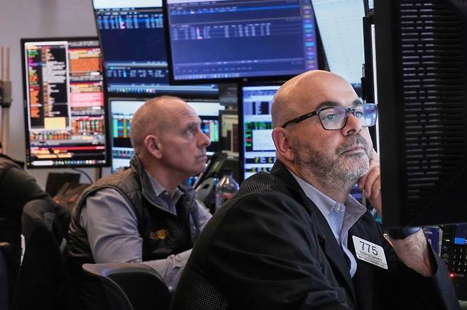 뉴욕 증시 3대 지수가 8일(현지시간) 미국 연방준비제도(연준)의 연방공개시장위원회(FOMC) 회의를 앞두고 일제히 하락했다. AP 연합