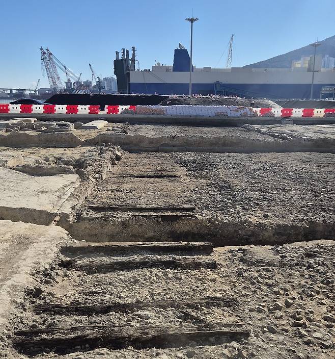 일제가 깔아놓은 부두 철도 레일 침목들의 모습. 건축사학계 관계자 제공