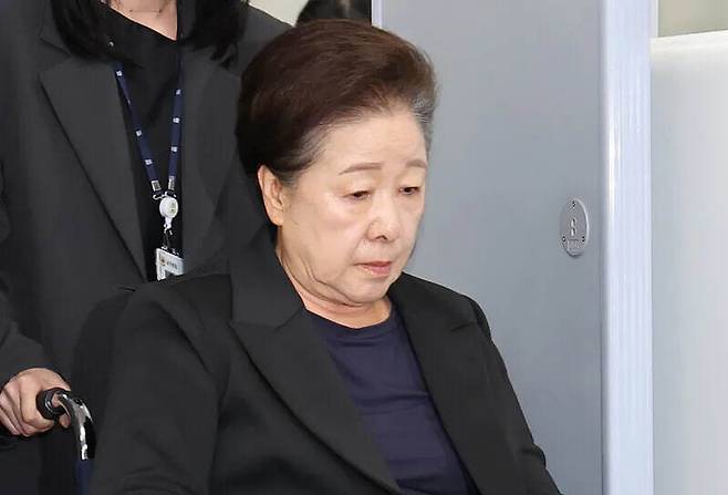 한학자 통일교 총재가 지난 9월22일 서울중앙지법에서 구속 전 피의자 심문(영장실질심사)을 마친 뒤 법정을 나서고 있다. 연합뉴스